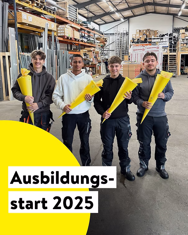 Vier neue Auszubildende im Moll-Werkstattlager mit gelben Schultüten — Ausbildungsstart 2025