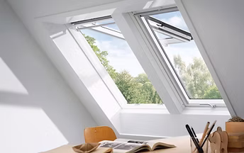 Hochwertiges Holz-Dachfenster im Detail — Premium-Verarbeitung