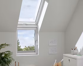 Heller Wohnraum mit Tageslicht durch ein modernes Dachfenster