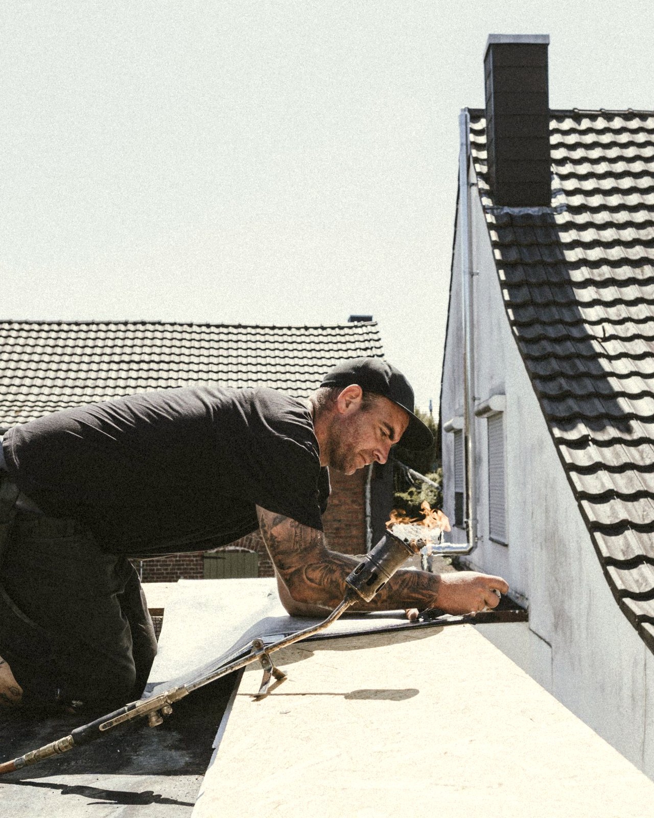 Dachdecker auf dem Steildach — Handwerk mit Höhe und Perspektive