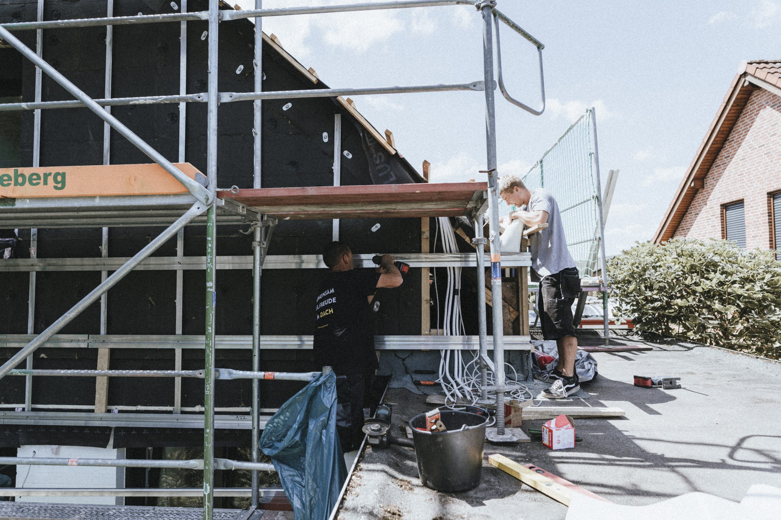 Energetische Dachsanierung — Gerüst und Holzlatten im Detail