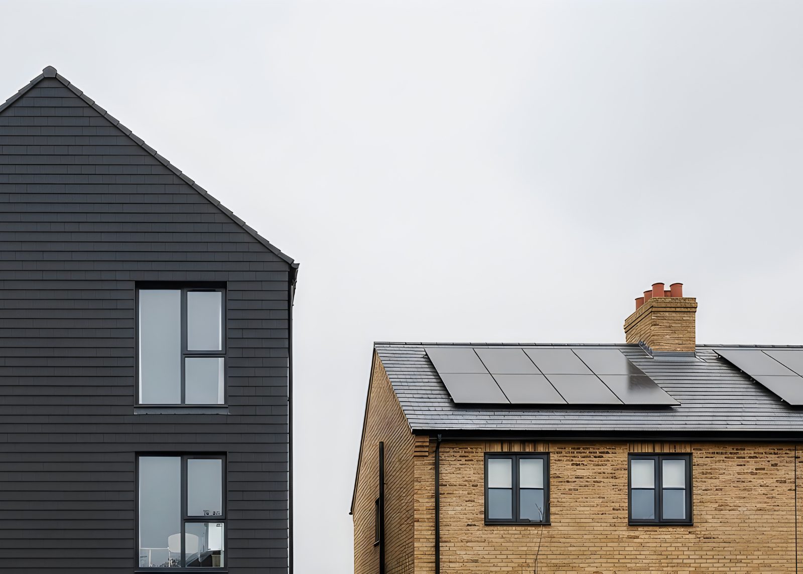 Modernes Wohnhaus mit Photovoltaikanlage auf dem Satteldach — das Dach als Energiezentrale