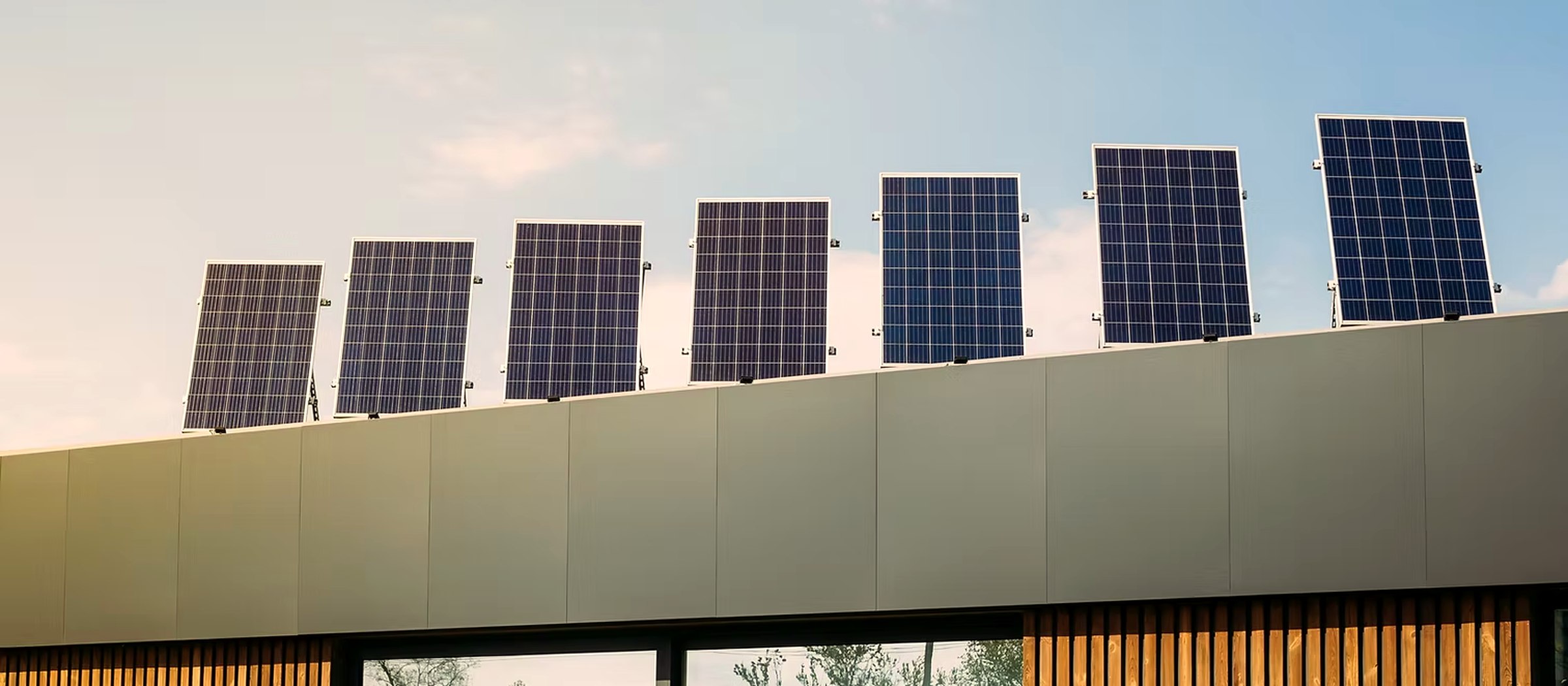 Moderne Photovoltaik-Anlage — sieben Solarmodule auf einem Architektenhaus bei goldenem Licht