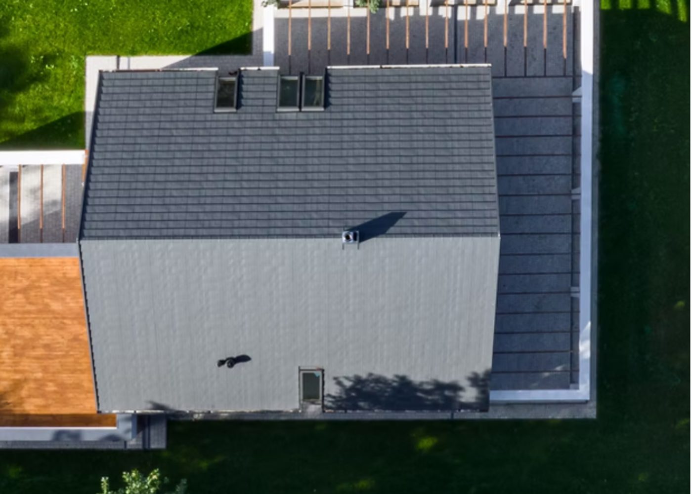 Luftaufnahme eines Wohnhausdachs mit Photovoltaikanlage — sicheres Dach als Grundlage