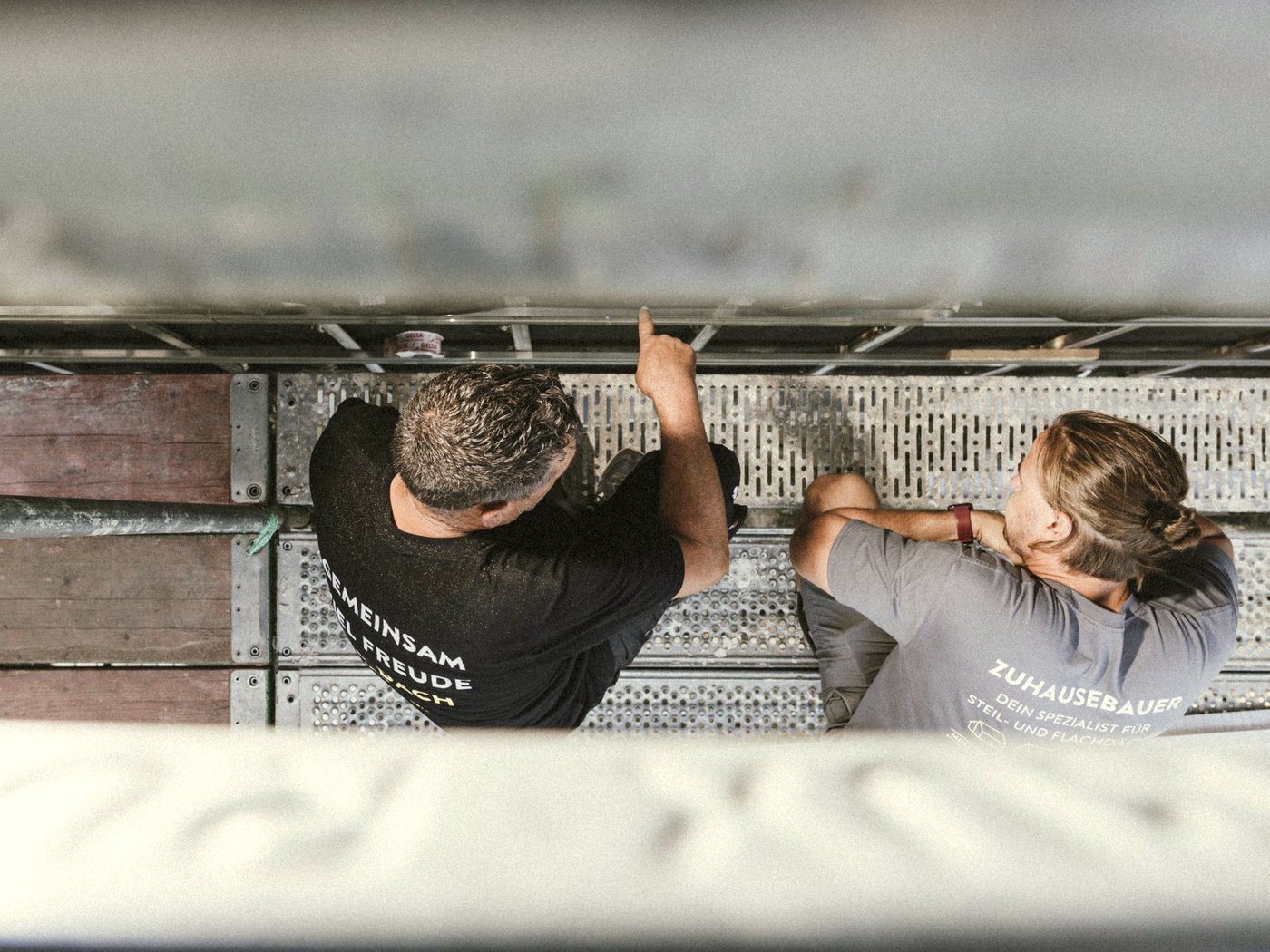 Moll-Team beim Aufbau einer Dachfläche von oben