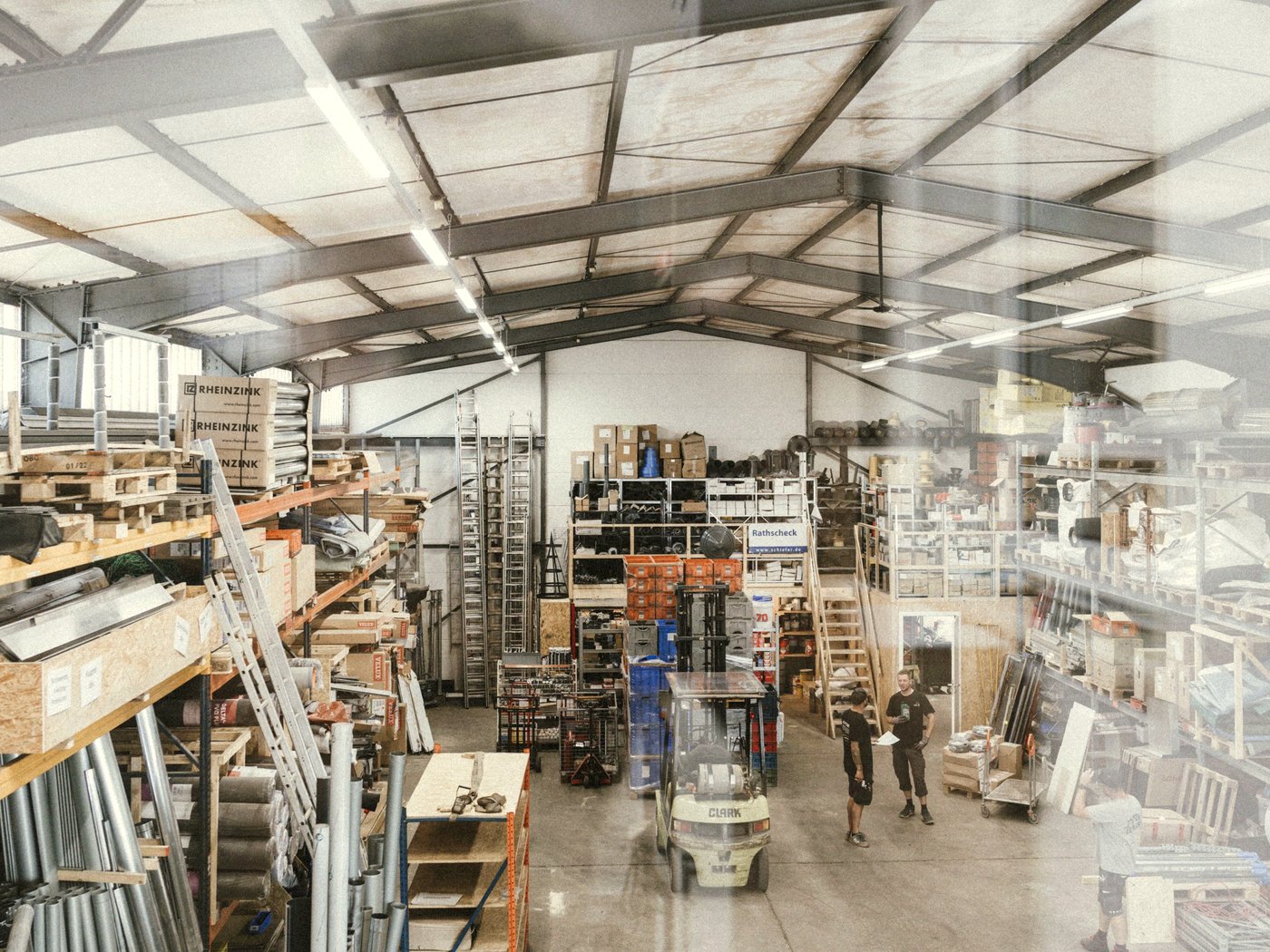 Moll-Werkstatt mit Materialien für Dachbauprojekte