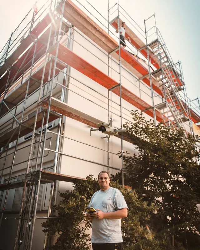Gerüst an einer frisch gedämmten Fassade