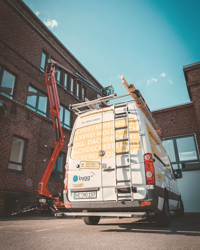 Moll Servicefahrzeug mit Dachdecker-Kran auf der Baustelle