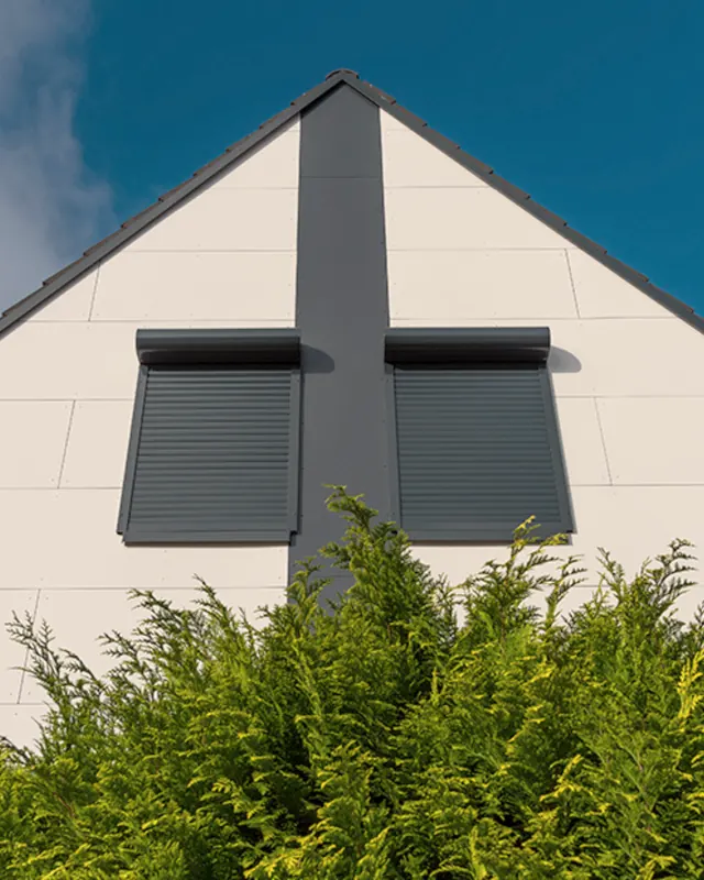 Fertige Giebelfassade mit Raffstoren