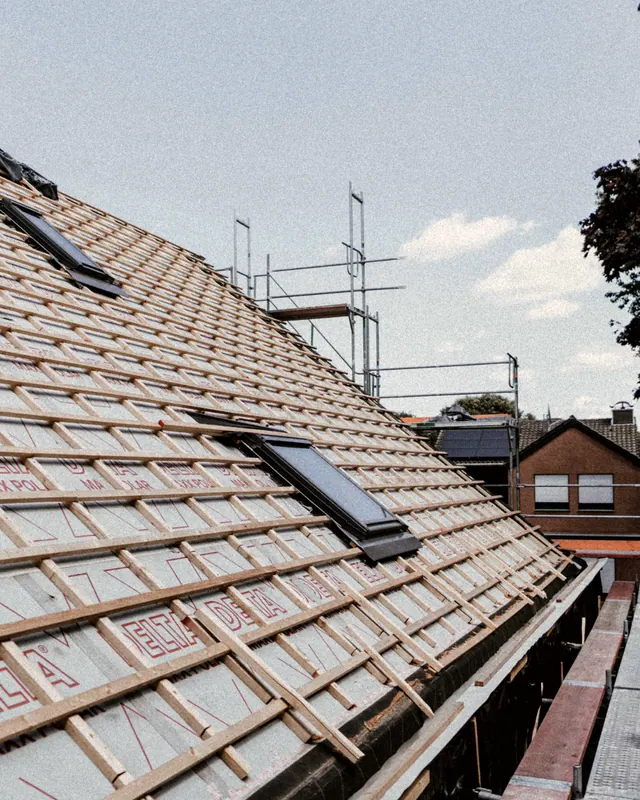Steildach in der Eindeckung mit Dachfenster