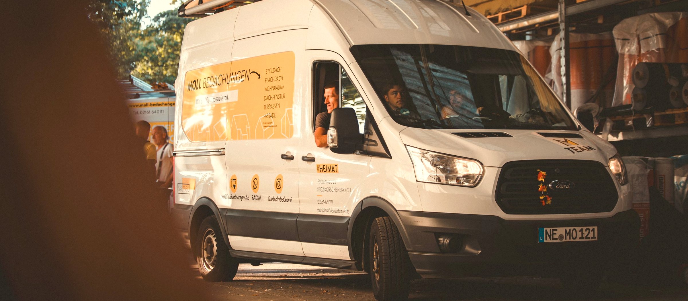 Moll-Sprinter mit Firmenlogo — bereit zur Anfahrt in den Nachbarort Glehn