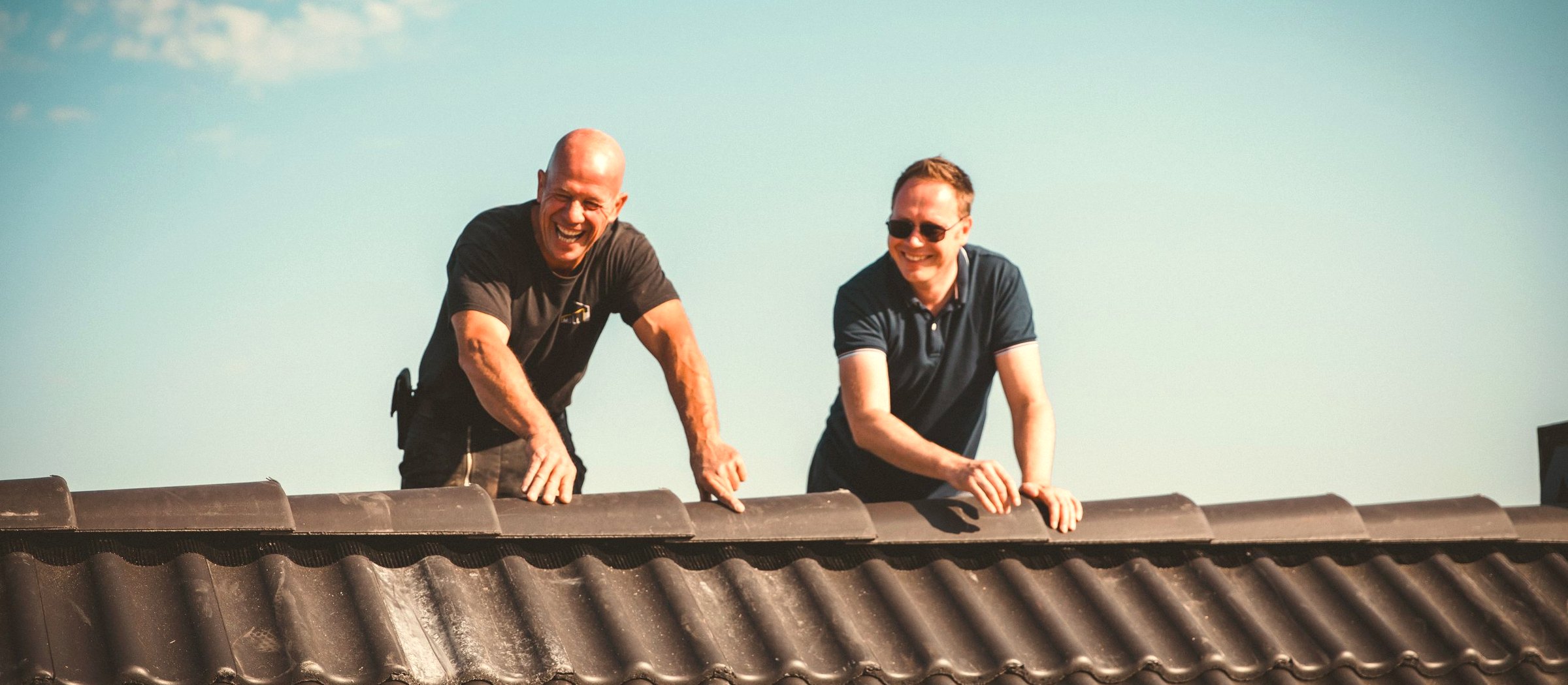 Zwei Moll-Dachdecker auf einem Neusser Steildach — Team-Portrait im Sommer