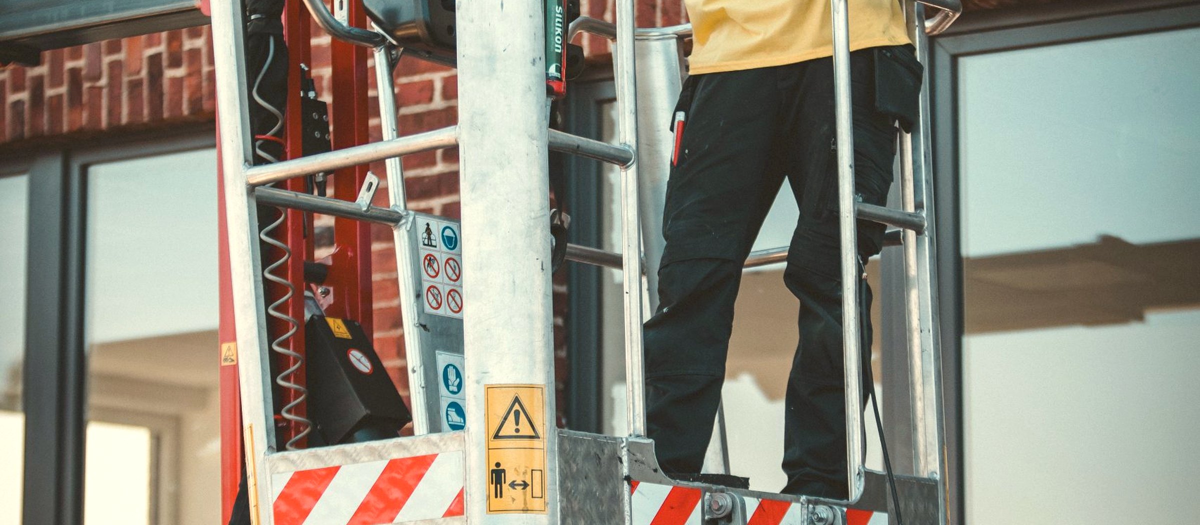 Moll-Dachdecker auf der Hubarbeitsbühne — Industrial-Einsatz auf einem Willicher Gewerbedach