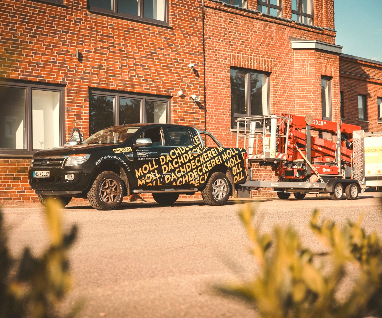 Moll-Pickup vor dem Werkstattgebäude — Heimat des M-Teams