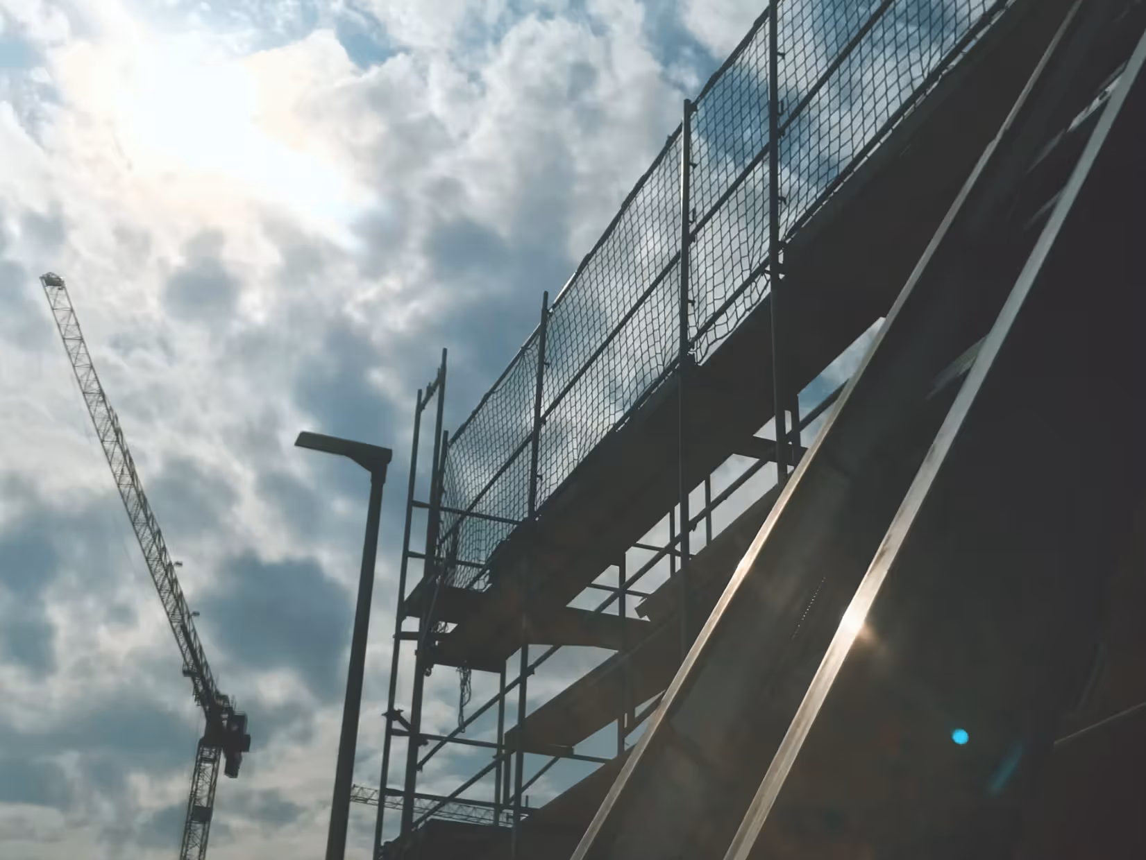 Dachgerüst für Dachsanierung oder Dachreparatur, vorbereitet für Arbeiten am Steildach.